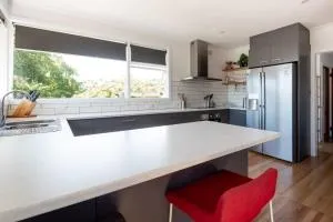 Near the CBD Perfect for Large Groups & Parking - White Hills