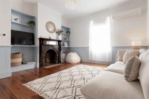 Charming Little Home Close To The City w Parking And Wifi