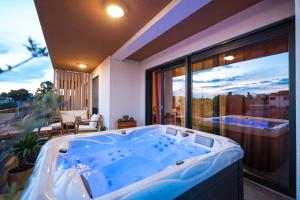 Luma Luxury Apartment with Jacuzzi