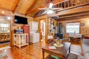 Cozy Pelsor Cabin with Mountain and Valley Views!