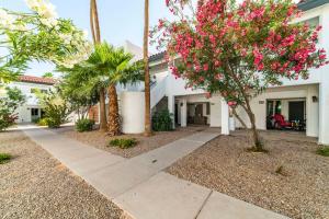 34B- Modern studio condo heated pool and dog park