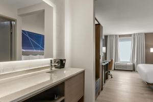 King Room - Non Smoking room in Baymont by Wyndham Conroe