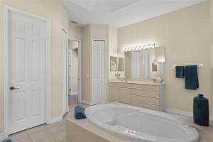 Cape Serenity- Luxury Waterfront Villa with Kayaks