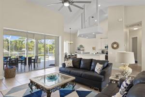 Cape Serenity- Premier Waterfront Villa with Kayaks and Bikes