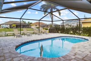 Casa Bella- Upgraded Waterfront Residence in Cape Coral with Heated Pool and Free Bikes