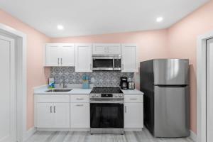 Charming Suite with Balcony and Bikes in Historic Sandpiper Inn