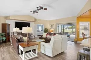 Gorgeous Golf Course Home w Pool in Cape Royal - Matlacha