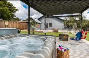 Mariposa, Large home with hot tub & outdoor space - Rocky Hill