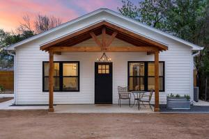 Getaway at Enchanted walk to Main Hot Tub