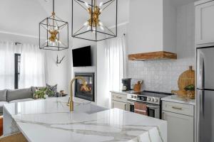 Getaway at Enchanted walk to Main Hot Tub