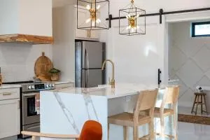 Getaway at Enchanted walk to Main Hot Tub - 弗雷德里克斯堡