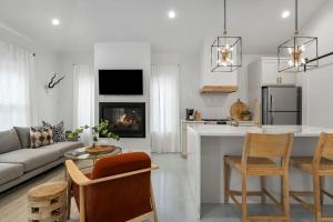 Getaway at Enchanted walk to Main Hot Tub