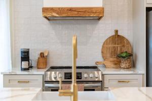 Getaway at Enchanted walk to Main Hot Tub