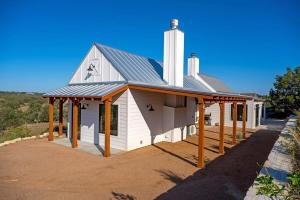 Hello Walls Luxury with views plus hot tub