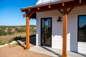 Hello Walls Luxury with views plus hot tub