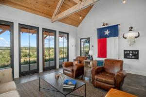 Hello Walls Luxury with views plus hot tub