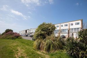 Bright & modern Sussex seafront home Great views