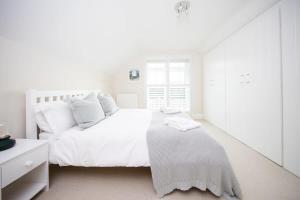Superior house for 6 near beach w parking garden