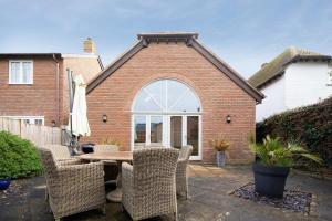 Superior house for 6 near beach w parking garden