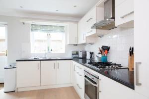 Superior house for 6 near beach w parking garden