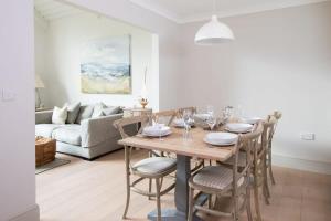 Superior house for 6 near beach w parking garden