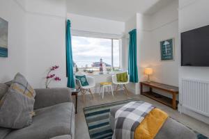 Beautiful Beachfront House wth Balcony & Sea Views