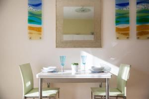 Sunny & Modern Near the Beach & Village w Parking