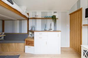 Gorgeous Shepherds Hut - Walk to Beach & Pub