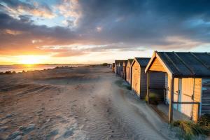 Gorgeous Shepherds Hut - Walk to Beach & Pub