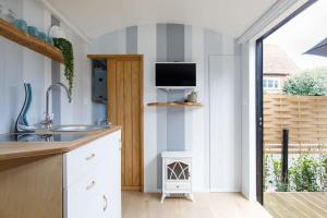 Gorgeous Shepherds Hut - Walk to Beach & Pub