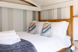 Gorgeous Shepherds Hut - Walk to Beach & Pub