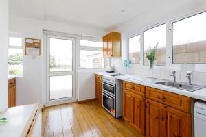 Sunny seafront chalet - sleeps 6