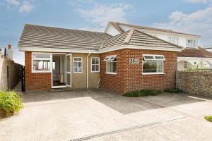 Sunny seafront chalet - sleeps 6