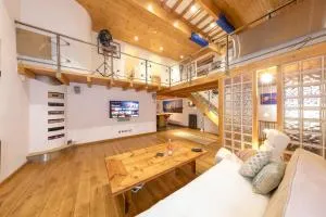 Stylist Split Level 2 Bed with Parking - Hambrook