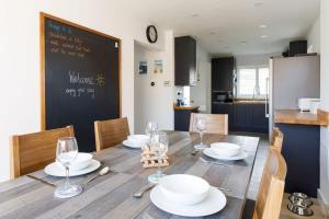 Coastal Retreat for 6 Close to Beaches