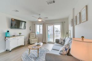 Swim, Tour and Explore! Gulf Shores Condo with Balcony