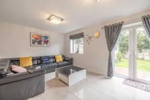 3 Bed Home, Driveway Parking - Datchet