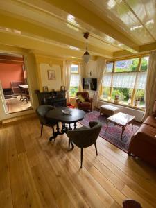 Huis in Marrum uit 1880 met grote tuin.