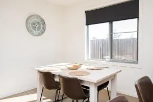 The Endsleigh II - Cosy 2 Bedroom Villa near CBD - Bloomfield