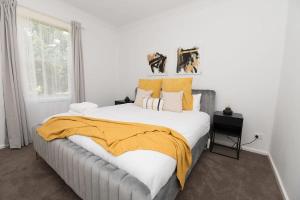 Canobolas Cottage - Amazing Farm Stay, 4 King Beds