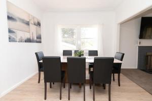 Canobolas Cottage - Amazing Farm Stay, 4 King Beds