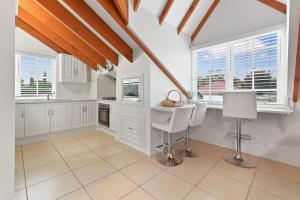 Peel St - Walk to CBD, Large Family Home