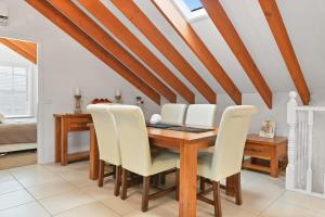 Peel St - Walk to CBD, Large Family Home