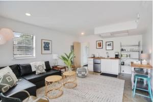 River Breeze Quiet & Modern Black Pearl Apartment