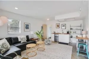 River Breeze Quiet & Modern Black Pearl Apartment - Westwego