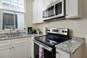 Fabulous Franklin 2BD steps from St Claude Ave