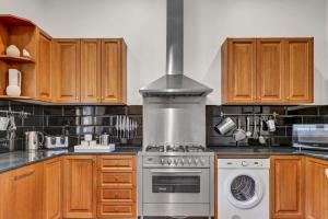 Edwina Suite II - Fireplace, Elegant Heritage Home