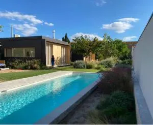 Casa de diseño con piscina en Girona. - La Tallada