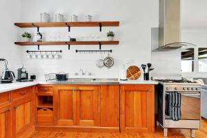 Oasis on Warrendine, Sleek & Stylish, Free Wi-Fi