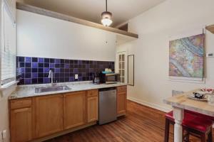 CUTE QUIET MID-CITY STUDIO - Central Location